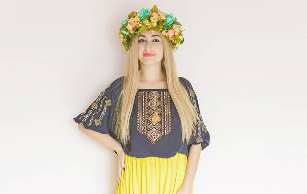 Ukrainische modische Frau in Stickerei traditionelles Hemd. Konzept der tapferen Ukraine und der Menschen dieses Landes  - Foto, Bild