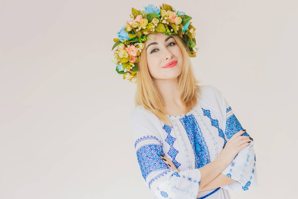 Femme ukrainienne à la mode en broderie chemise traditionnelle. Concept d'Ukraine courageuse et le peuple de ce pays  - Photo, image