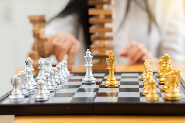 Le concept de jeu d'échecs et le succès de la compétition et de la stratégie se réfère aux échecs d'un homme d'affaires dans la stratégie d'appariement, la gestion ou le leadership qui gère le succès. planification d'entreprise - Photo, image