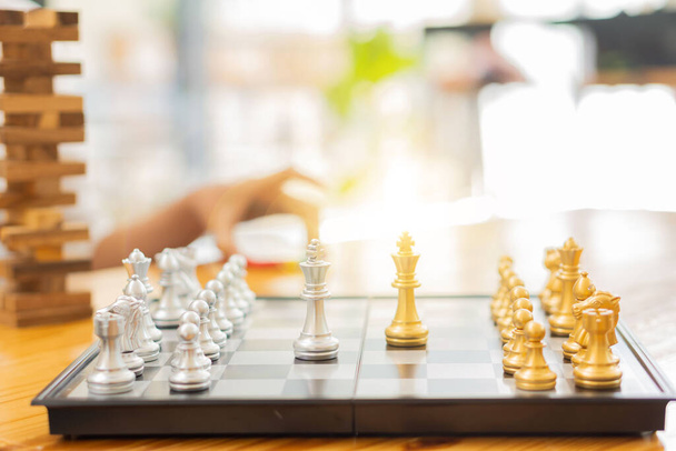 A sakktábla játék koncepció és a verseny és a stratégia sikere utal egy üzletember sakk megfelelő stratégia, menedzsment, vagy vezetés, amely kezeli a sikert. üzleti tervezés - Fotó, kép