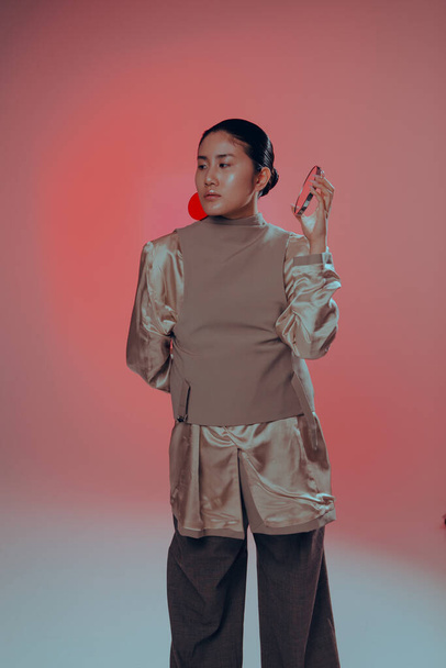 Art fashion portret van een meisje met Aziatische verschijning in de studio  - Foto, afbeelding
