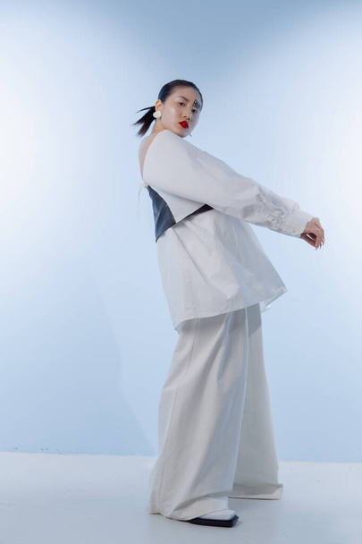 Retrato de moda de arte de uma menina com aparência asiática no estúdio  - Foto, Imagem