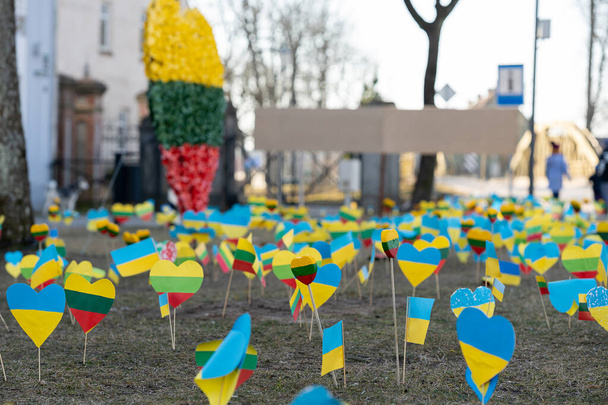 Le terrain en Lituanie avec des mini-drapeaux de l'Ukraine et de la Lituanie pour soutenir l'Ukraine dans la guerre - Photo, image