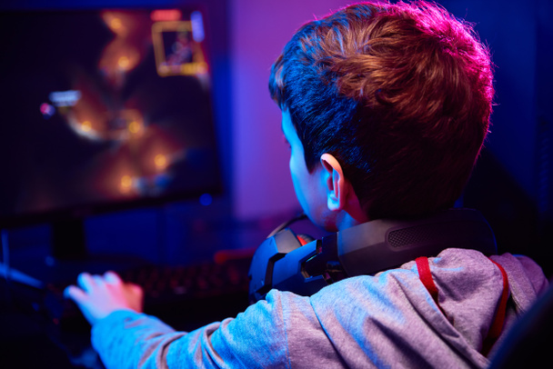 Хлопчик грає в комп'ютерну гру вдома, ігрову залежність
 - Фото, зображення