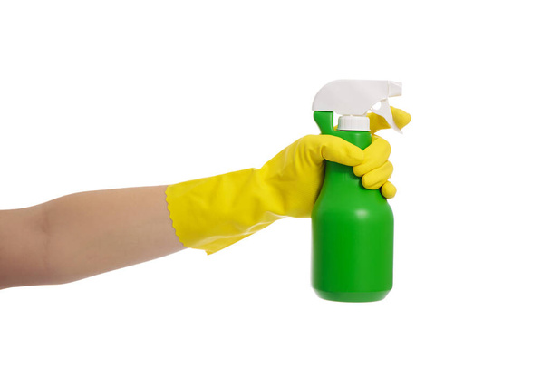 жіноча рука в жовтій гумовій рукавичці, що тримає миючий спрей ізольований на білому тлі
 - Фото, зображення