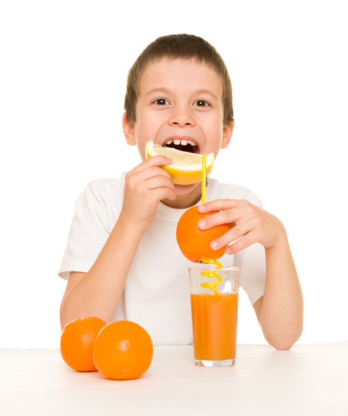 chłopiec napój pomarańczowy sok ze słomy - Zdjęcie, obraz