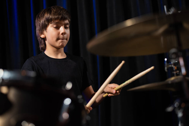 A boy plays drums in a recording studio - Foto, Imagen