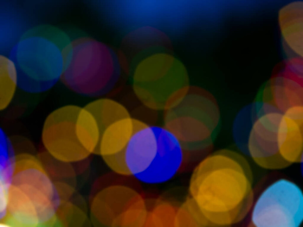 Imagem de borrão abstrato de luz colorida de bokeh partido da noite no fundo escuro. Desfocado festivo e celebração bokeh fundo. Luz turva do festival. - Foto, Imagem