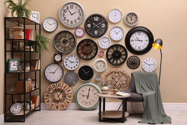 Stylish room interior with collection of wall clocks - Foto, Bild