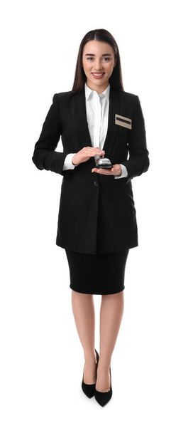 Felice giovane receptionist in uniforme tenuta campana di servizio su sfondo bianco - Foto, immagini