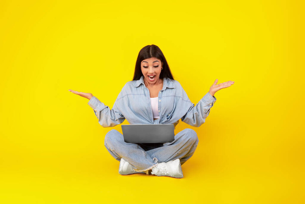 Joyeux jeune femme en utilisant un ordinateur portable criant oui - Photo, image