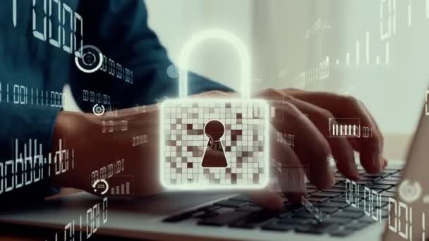 Empresario utiliza ordenador portátil capaz de gestionar el sistema de seguridad cibernética - Metraje, vídeo