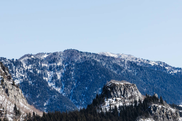 Χιονισμένες βουνοκορφές, μεγάλα αλπικά βουνά ενάντια στον γαλάζιο ουρανό. Υψηλής ποιότητας φωτογραφία - Φωτογραφία, εικόνα