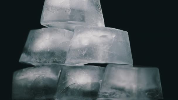 I cubetti di ghiaccio quadrati girano su uno sfondo nero - Filmati, video