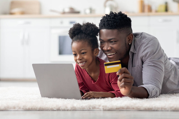 Joyful afroamericano familia compras en línea juntos - Foto, Imagen