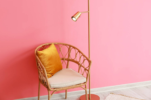 Chaise confortable et lampadaire près du mur de couleur dans la chambre - Photo, image