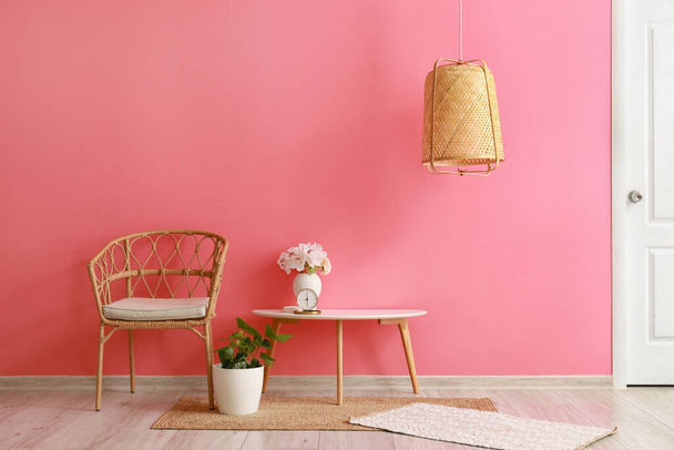 Renkli duvarın yanında rahat koltuğu ve masası olan bir oda. - Fotoğraf, Görsel