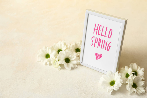 Kuvakehys tekstiä HELLO SPRING ja krysanteemi kukkia kevyellä taustalla - Valokuva, kuva