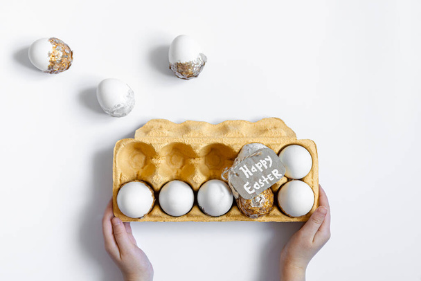Velikonoční pozadí s dekorativními vejci zásobník izolované na bílé, ploché snášce. - Fotografie, Obrázek