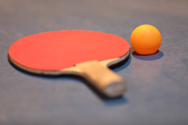 Chauve-souris de tennis de table sur la table de ping-pong - Photo, image