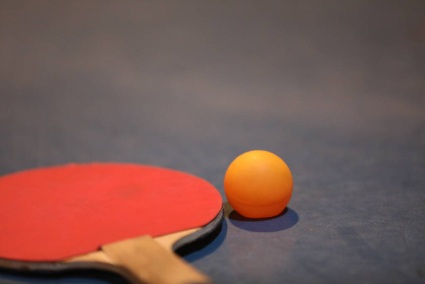 Chauve-souris de tennis de table sur la table de ping-pong - Photo, image