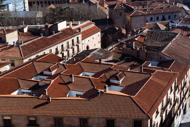 Вид згори на панорамний вид історичного центру середньовічного міста Саламанка. - Фото, зображення