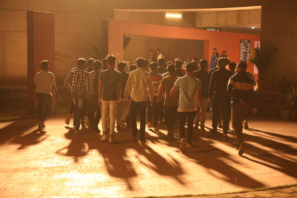 Silhouette degli studenti universitari a Hostel notte - Foto, immagini