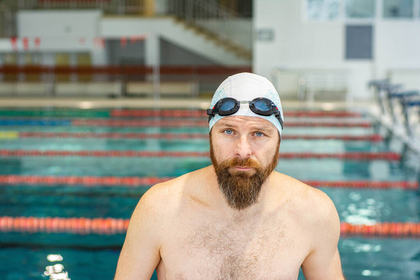 Portret van een zwemmer op de achtergrond van het zwembad - Foto, afbeelding