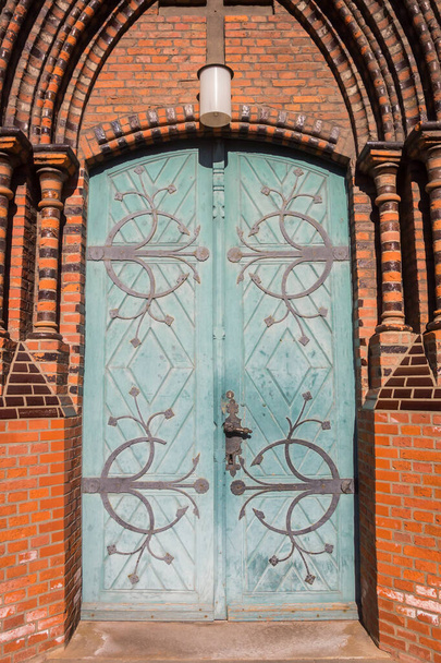 Stare drzwi zabytkowego kościoła Chrystusa w Bremerhaven, Niemcy - Zdjęcie, obraz