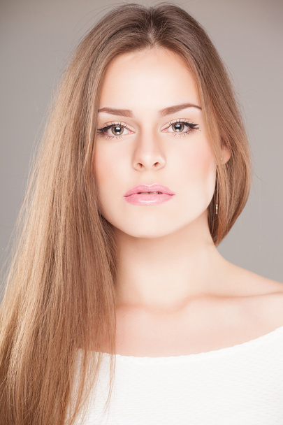 Portrait of an young girl with brown hair, studio shot - Foto, Imagem