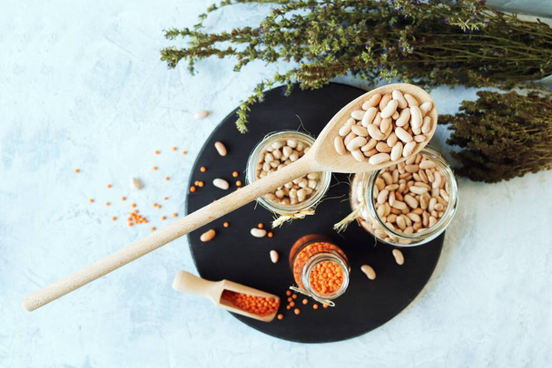 Feijões, grão de bico, lentilhas e ervas secas na mesa da cozinha, produtos naturais orgânicos para uma dieta saudável - Foto, Imagem