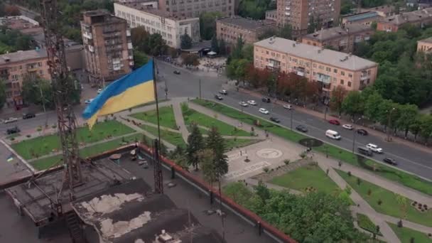 Mariupol, Ukraina, 30 września 2021: Mariupol przed wojną z Rosją. Ukraińskie miasto w obwodzie donieckim. Widok z lotu ptaka na panoramę miasta. Śródmieście - Materiał filmowy, wideo