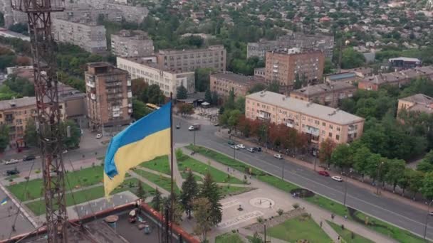 Mariupol, Ukrajina, 30. září 2021: Mariupol před válkou s Ruskem. Ukrajinské město v Doněcku. Letecký pohled na město. Centrum - Záběry, video