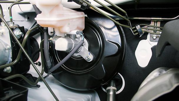 El impulsor de freno de coche es utilizar un vacío para equilibrar la alta presión de fluido en el sistema de frenado de un vehículo que facilita el frenado efectivo.. - Foto, Imagen
