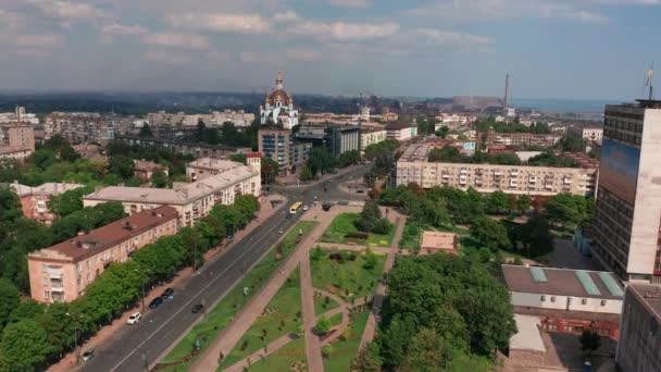 Mariupol, Ukraina, 30 września 2021: Mariupol przed wojną z Rosją. Ukraińskie miasto w obwodzie donieckim. Widok z lotu ptaka na panoramę miasta. Śródmieście - Materiał filmowy, wideo