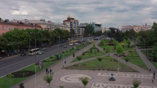 Mariupol, Ukrajina, 30. září 2021: Mariupol před válkou s Ruskem. Ukrajinské město v Doněcku. Letecký pohled na město. Centrum - Záběry, video