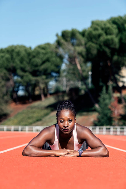 Athlete sprinter looking at camera - Фото, изображение
