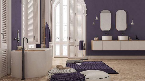 Salle de bain contemporaine dans des tons violets dans un appartement vintage avec fenêtre cintrée. Baignoire autoportante, lavabos et miroirs, tapis et étagère avec serviettes. Design intérieur minimaliste - Photo, image