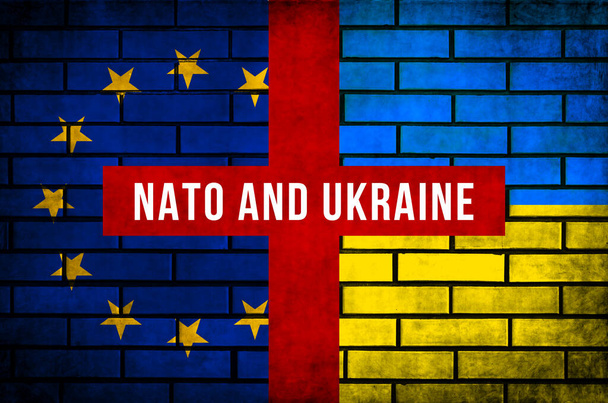 NATO ve Ukrayna 'nın bayrakları. Çatışma, protesto ve Rus istilası, savaş konsepti fotoğrafı - Fotoğraf, Görsel