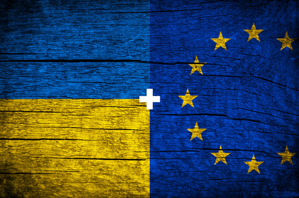 Avrupa Birliği artı Ukrayna bayrakları geçmişi. Avrupa Birliği ve Ukrayna, NATO. Çatışma, protesto ve Rus istilası, savaş konsepti fotoğrafı - Fotoğraf, Görsel