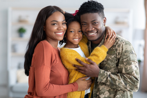 Rodzinę wojskową. Portret afro-amerykańskiego żołnierza z żoną i córką - Zdjęcie, obraz
