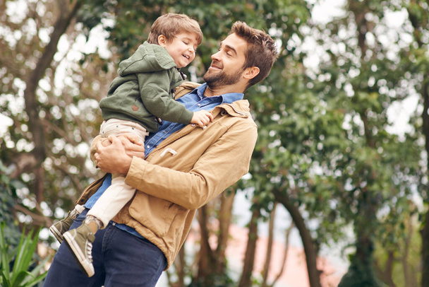 Los chicos pasan el día. Fotografía de un padre y un hijo disfrutando de un día al aire libre. - Foto, imagen