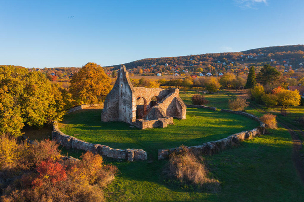 Вид с воздуха на руины церкви Эксери в Ревфуропе. Венгерское имя Ecseri templomrom. Осенний пейзаж. - Фото, изображение