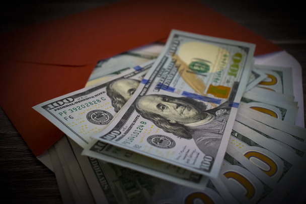 Американські долари в конверті на дерев "яному фоні. - Фото, зображення