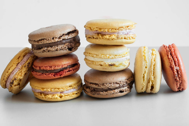 Close-up of a stack of macaroons against a gray background, front view, selective focus - Foto, Imagen