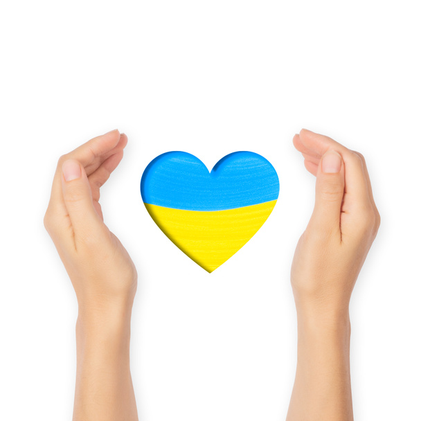 Ouvrir le geste de la paume. Palmiers ouverts tenant coeur dans les couleurs du drapeau ukrainien. Stop à la guerre en Ukraine concept  - Photo, image