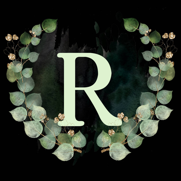 Κεφαλαίο γράμμα R διακοσμημένο με φύλλα χρυσού και πράσινου χρώματος. Γράμμα της αγγλικής αλφαβήτου με floral διακόσμηση. Σκούρο φόντο υδατογραφία - Φωτογραφία, εικόνα