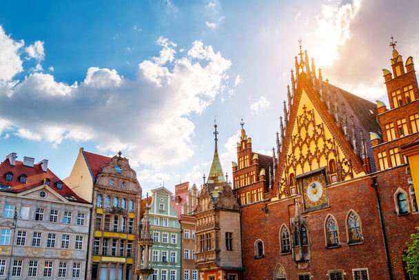 Güneşli bir günde antik belediye binasının muhteşem manzarası Wroclaw Ratusz Wrocawski. Resimli bir sahne. Konumu ünlü Pazar Meydanı, Polonya, Avrupa. Silezya 'nın tarihi başkenti. Güzellik dünyası. - Fotoğraf, Görsel