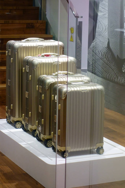 Μια ωραία duralumin προδιαγραφή ταξιδιωτική τσάντα σκληρή περίπτωση, μεγάλα, μεσαία και μικρά είδη - Φωτογραφία, εικόνα