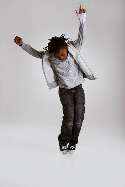 Meneer Hip Hop. Een jonge jongen hip-hop dansen in de studio. - Foto, afbeelding